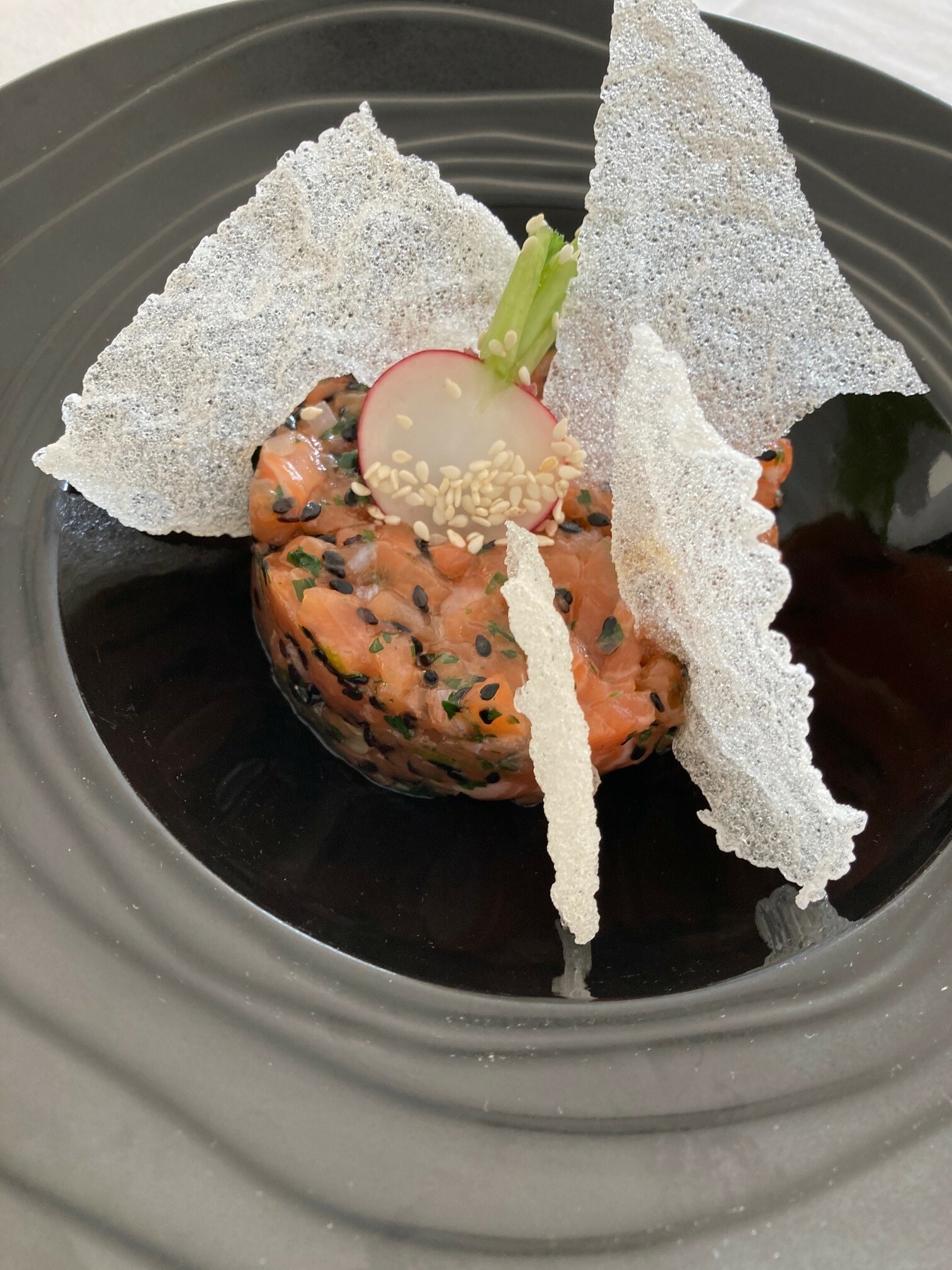 Entr&eacute;e -  Tartare de Saumon aux agrumes et s&eacute;same noir, tuile de riz croquant